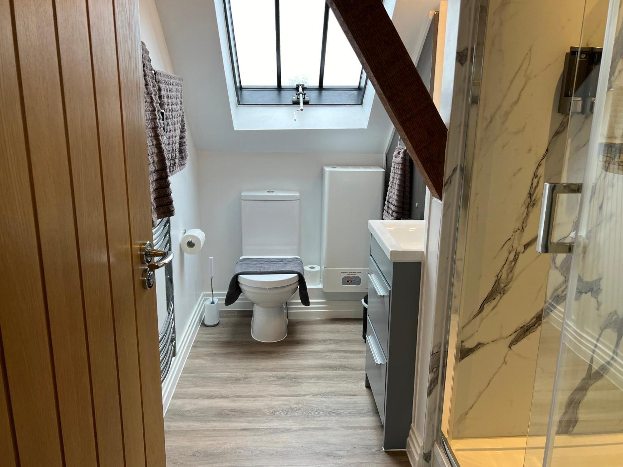 Glastonbury Secret Retreat - 1 Bd Split-Level Apt, Sleeps 3 Εξωτερικό φωτογραφία