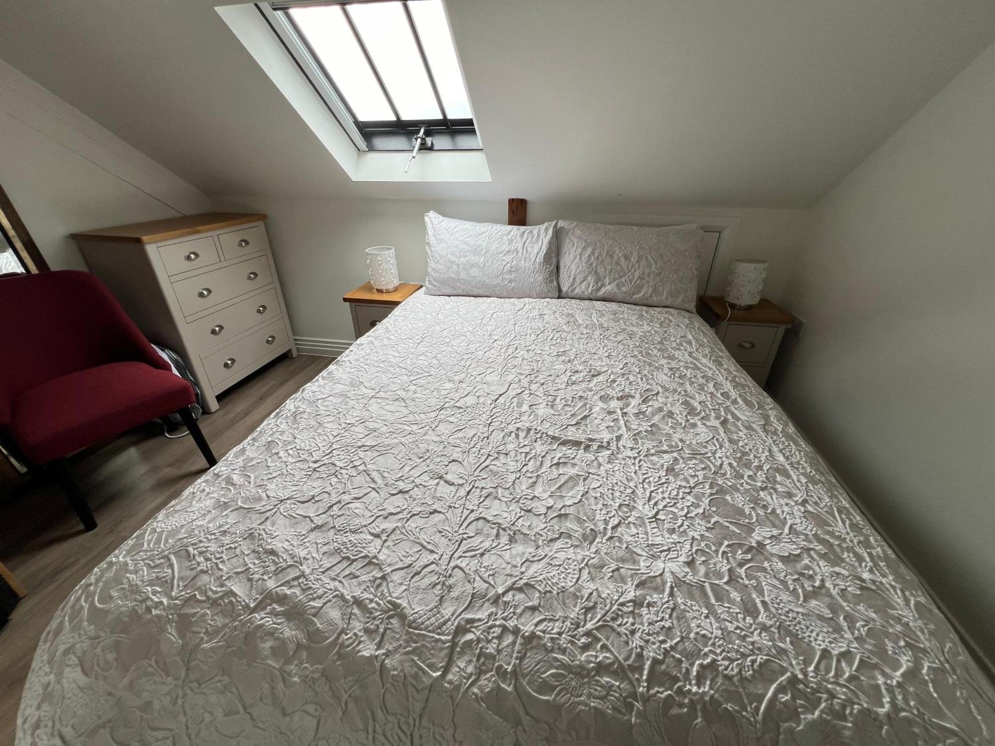 Glastonbury Secret Retreat - 1 Bd Split-Level Apt, Sleeps 3 Εξωτερικό φωτογραφία