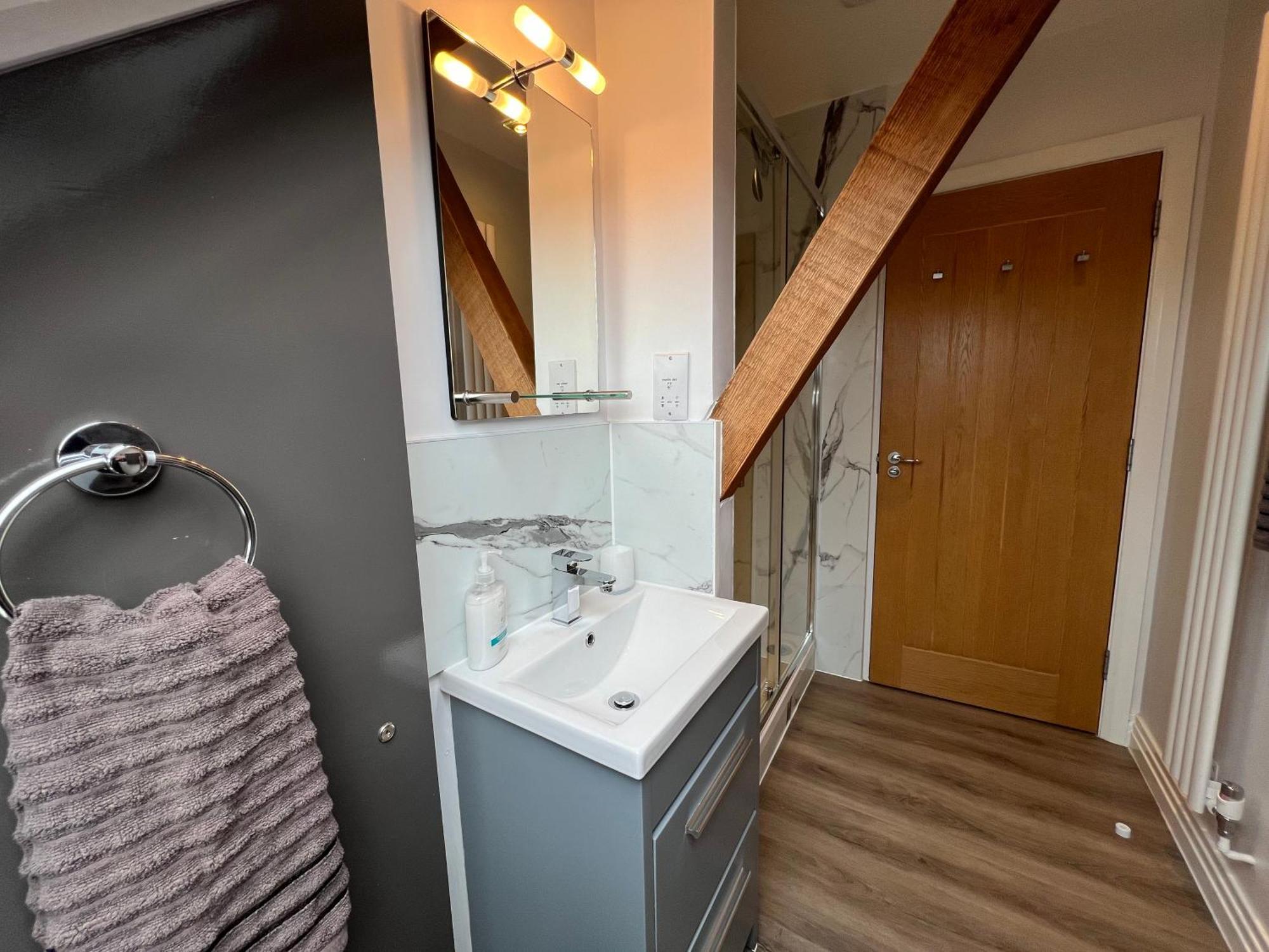 Glastonbury Secret Retreat - 1 Bd Split-Level Apt, Sleeps 3 Εξωτερικό φωτογραφία