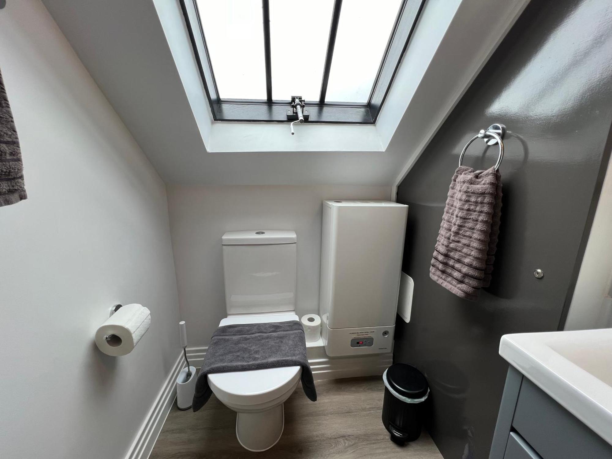 Glastonbury Secret Retreat - 1 Bd Split-Level Apt, Sleeps 3 Εξωτερικό φωτογραφία