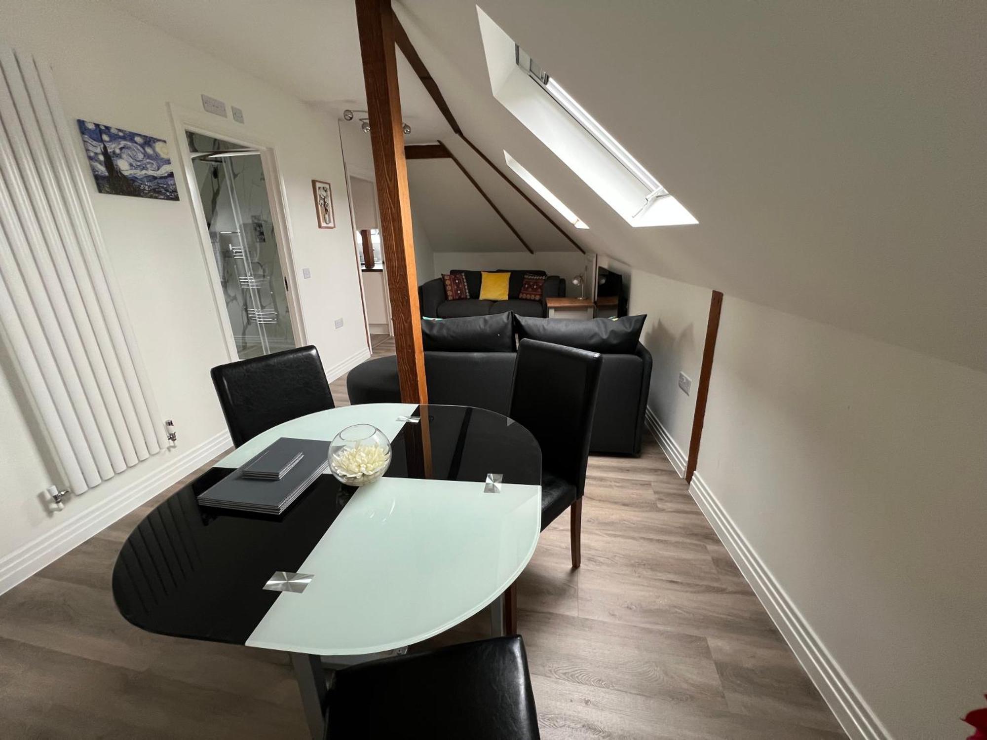 Glastonbury Secret Retreat - 1 Bd Split-Level Apt, Sleeps 3 Εξωτερικό φωτογραφία